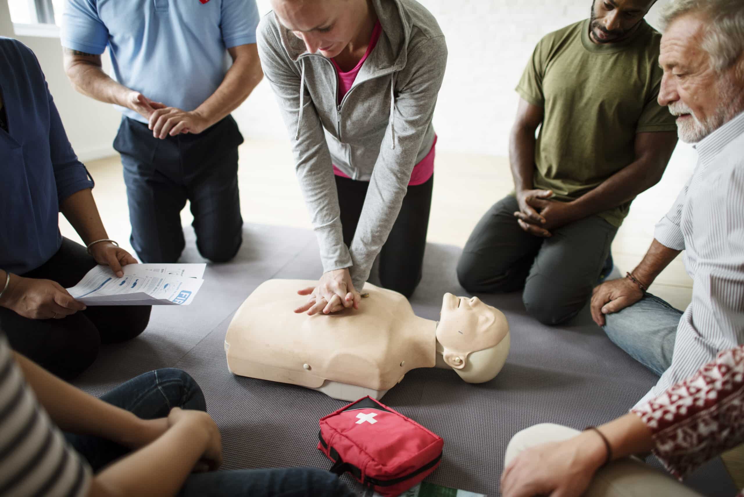 groupe-de-personnes-diverses-dans-la-classe-de-formation-cpr-scaled.jpg