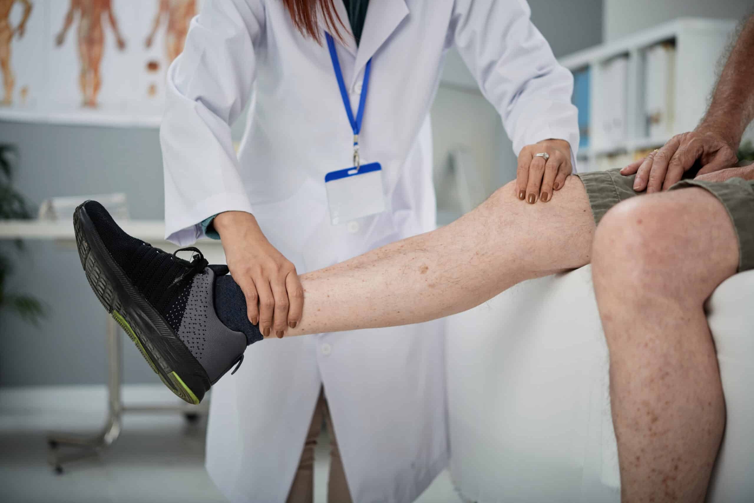 physiotherapeute-palpant-la-jambe-scaled.jpg